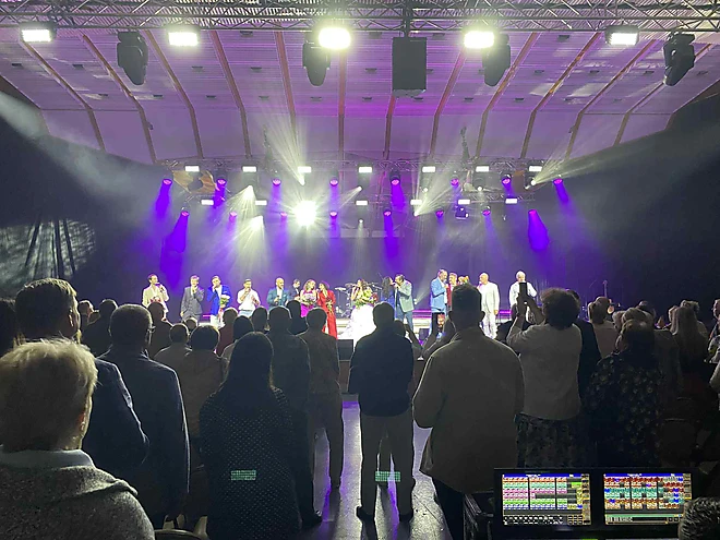 Dziedošo aktieru salidojums Dzintaru koncertzālē